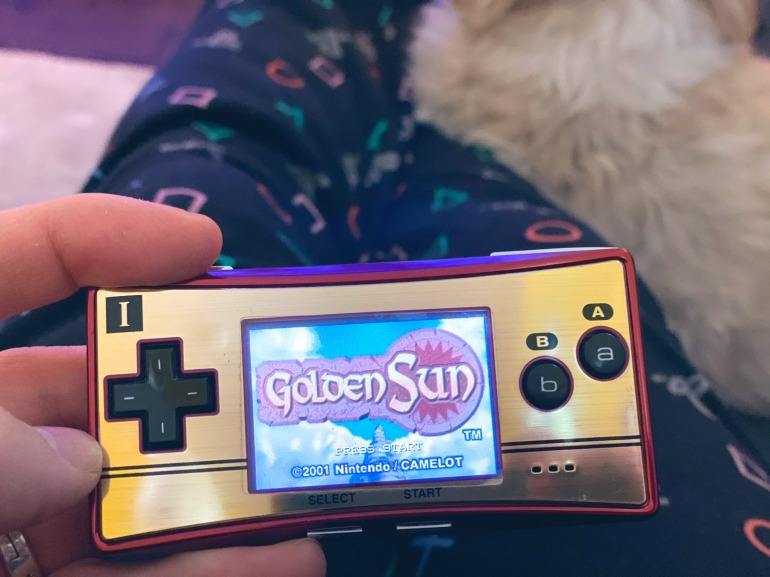 Cory Barlog muestra su Game Boy Micro con el clásico Golden Sun de GBA en la pantalla. Cory Barlog muestra su Game Boy Micro con el clásico Golden Sun de GBA en la pantalla.