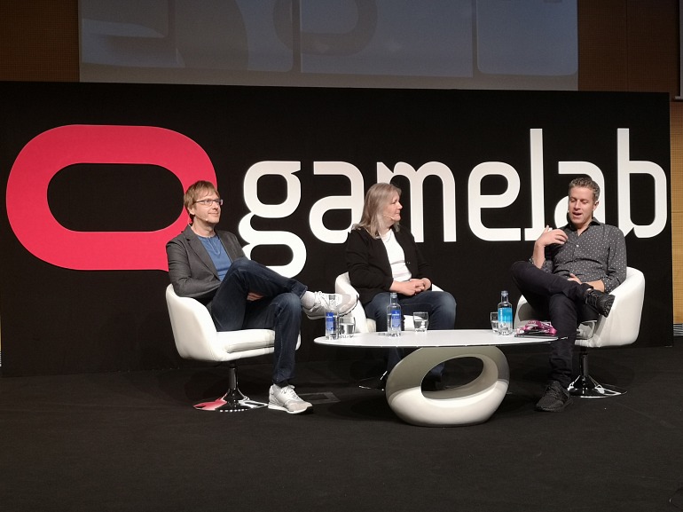 Amy Hennig junto a Mark Cerny (Sony) y el periodista Geoff Keighley en una charla durante la Gamelab 2018. Amy Hennig junto a Mark Cerny (Sony) y el periodista Geoff Keighley en una charla durante la Gamelab 2018.