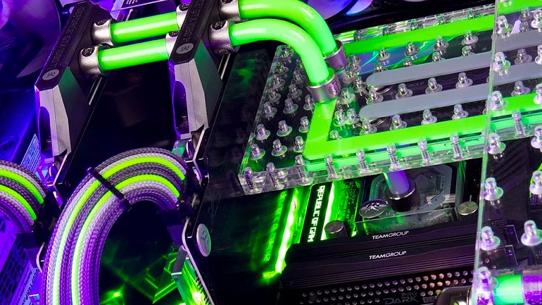 ¿Quieres un PC refrigerado dentro del escritorio? Prepara 12600 euros ¿Quieres un PC refrigerado dentro del escritorio? Prepara 12600 euros