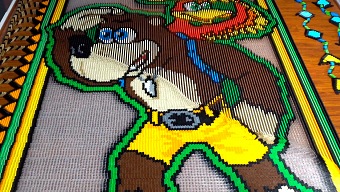 Más 40.000 fichas de dominó sirven para hacer un homenaje a Banjo-Kazooie