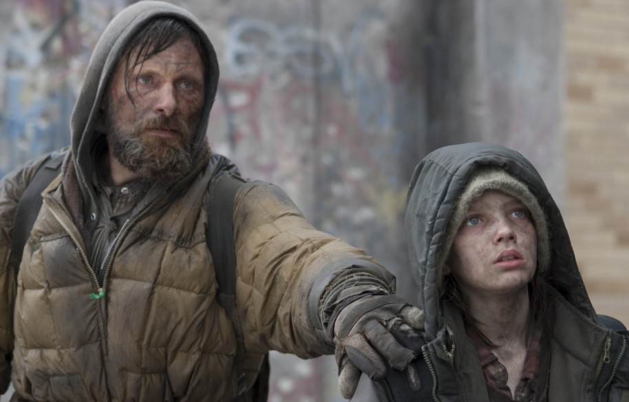 Es inevitable ver ramalazos del libro The Road, de Cormac McCarthy en The Last of Us. La novela gozó de una estupenda adaptación al cine protagonizada por Viggo Mortensen en el papel de El Hombre.