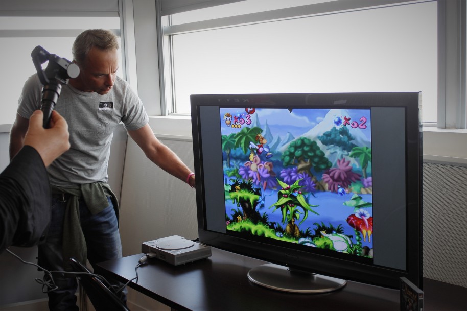 Una de las imágenes del día: Michel Ancel mostrando a la prensa cómo hizo el primer Rayman. Un juego encantador a pesar de los años transcurridos.