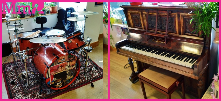 En la planta superior de Media Molecule hay un ático con un comedor y una zona de juego con varias consolas y videojuegos. Pero lo que más llama la atención es una batería y un piano, que no están de mero adorno. De hecho, los empleados suelen usarlo, y como podéis ver suben vídeos a Youtube con sus interpretaciones.